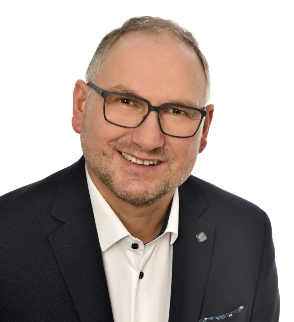 Portraetfoto von Richard Kammerer im dunkelblauen Anzug mit weissem Hemd