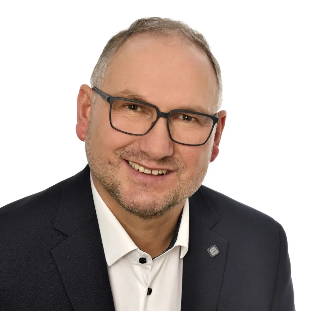 Portraetfoto von Richard Kammerer im dunkelblauen Anzug mit weissem Hemd