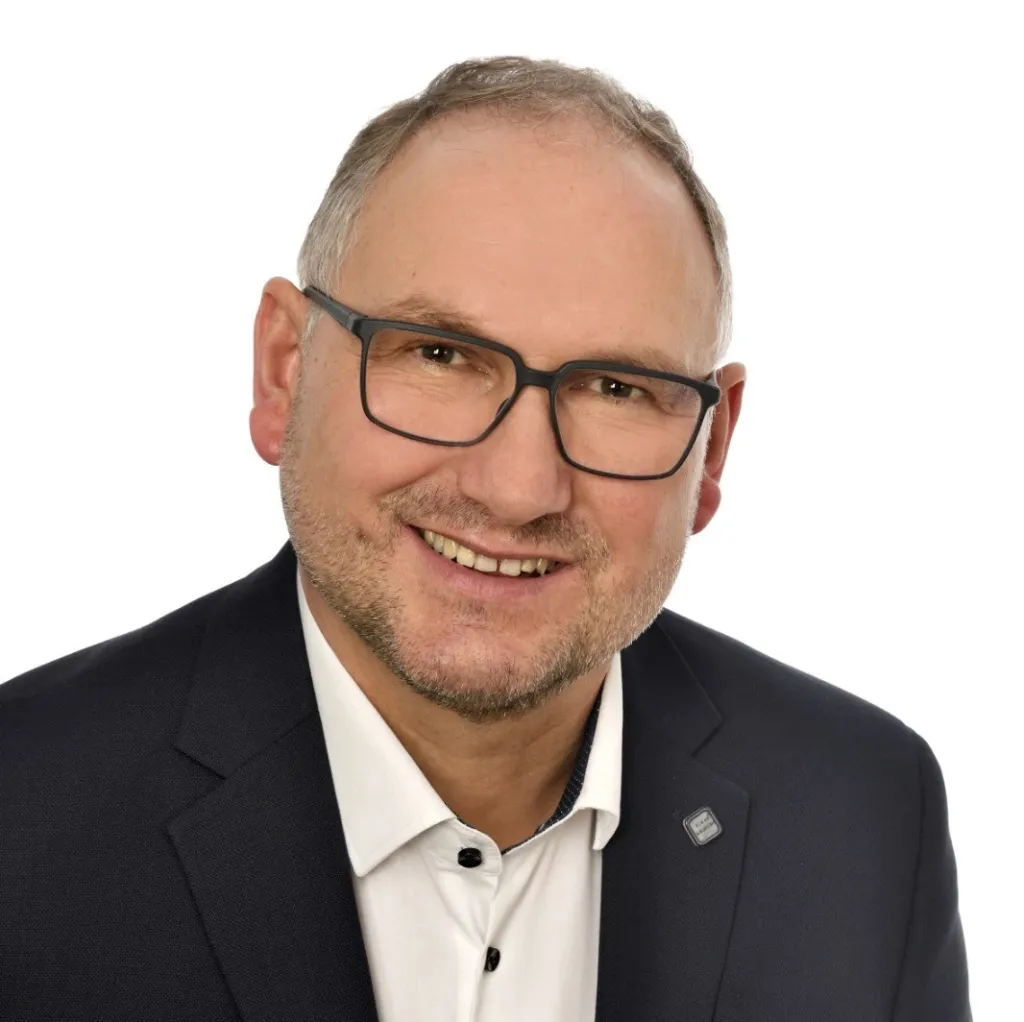 Portraetfoto von Richard Kammerer im dunkelblauen Anzug mit weissem Hemd